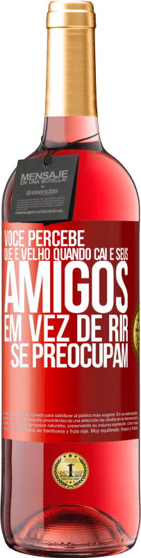 29,95 € | Vinho rosé Edição ROSÉ Você percebe que é velho quando cai e seus amigos, em vez de rir, se preocupam Etiqueta Vermelha. Etiqueta personalizável Vinho jovem Colheita 2025 Tempranillo