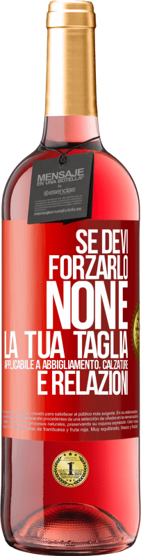 Spedizione Gratuita | Vino rosato Edizione ROSÉ Se devi forzarlo, non è la tua taglia. Applicabile a abbigliamento, calzature e relazioni Etichetta Rossa. Etichetta personalizzabile Vino giovane Raccogliere 2023 Tempranillo