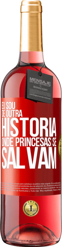 Envio grátis | Vinho rosé Edição ROSÉ Eu sou de outra história onde princesas se salvam Etiqueta Vermelha. Etiqueta personalizável Vinho jovem Colheita 2023 Tempranillo