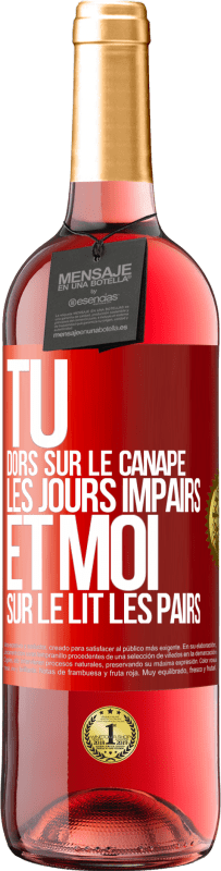 29,95 € Envoi gratuit | Vin rosé Édition ROSÉ Tu dors sur le canapé les jours impairs et moi sur le lit les pairs Étiquette Rouge. Étiquette personnalisable Vin jeune Récolte 2023 Tempranillo