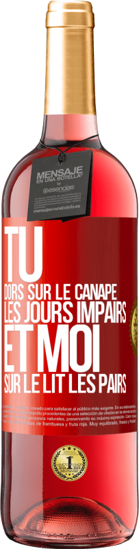29,95 € | Vin rosé Édition ROSÉ Tu dors sur le canapé les jours impairs et moi sur le lit les pairs Étiquette Rouge. Étiquette personnalisable Vin jeune Récolte 2025 Tempranillo