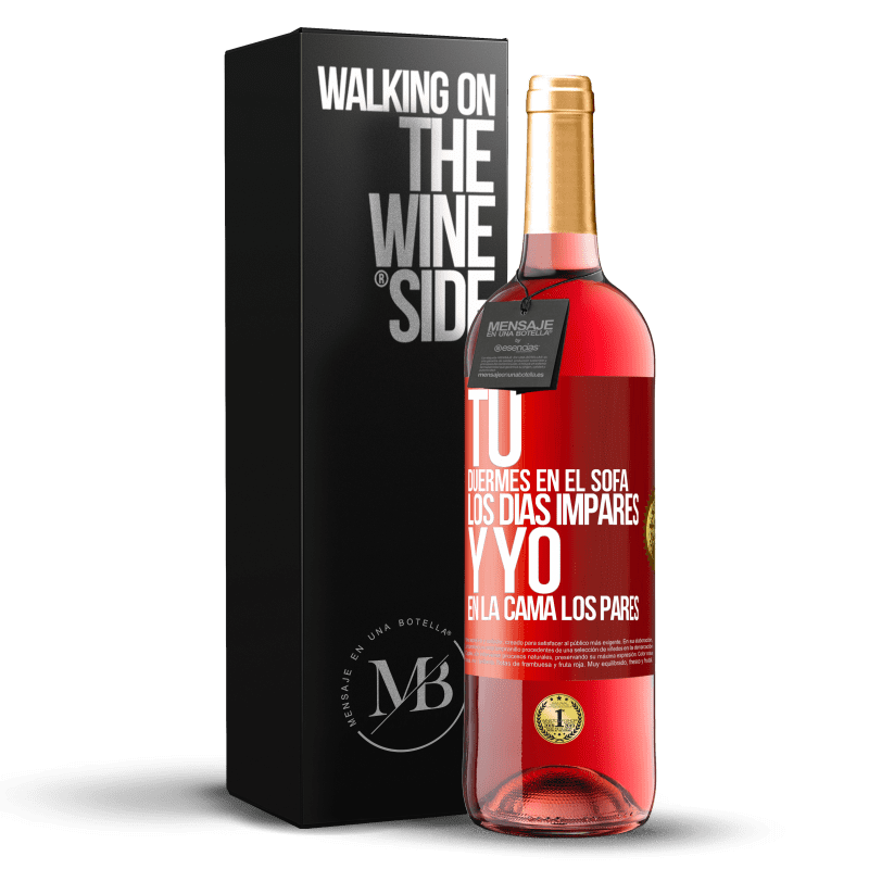 29,95 € Envío gratis | Vino Rosado Edición ROSÉ Tú duermes en el sofá los días impares y yo en la cama los pares Etiqueta Roja. Etiqueta personalizable Vino joven Cosecha 2023 Tempranillo