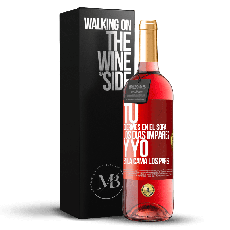 29,95 € Envío gratis | Vino Rosado Edición ROSÉ Tú duermes en el sofá los días impares y yo en la cama los pares Etiqueta Roja. Etiqueta personalizable Vino joven Cosecha 2025 Tempranillo