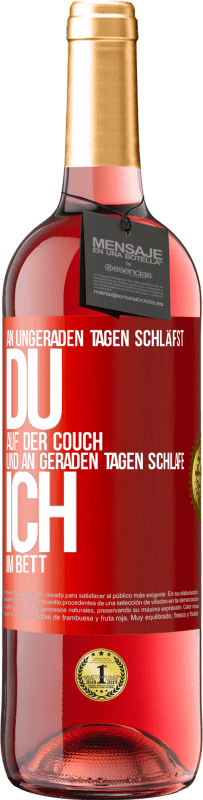 29,95 € | Roséwein ROSÉ Ausgabe An ungeraden Tagen schläfst du auf der Couch und an geraden Tagen schlafe ich im Bett. Rote Markierung. Anpassbares Etikett Junger Wein Ernte 2024 Tempranillo