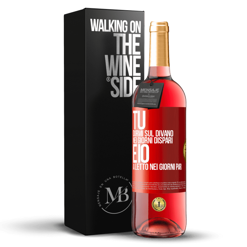 29,95 € Spedizione Gratuita | Vino rosato Edizione ROSÉ Tu dormi sul divano nei giorni dispari e io a letto nei giorni pari Etichetta Rossa. Etichetta personalizzabile Vino giovane Raccogliere 2025 Tempranillo