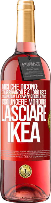 Spedizione Gratuita | Vino rosato Edizione ROSÉ Amici che dicono: sto arrivando. E a loro resta: attraversare la Grande Muraglia Cinese, raggiungere Mordor e lasciare Ikea Etichetta Rossa. Etichetta personalizzabile Vino giovane Raccogliere 2023 Tempranillo