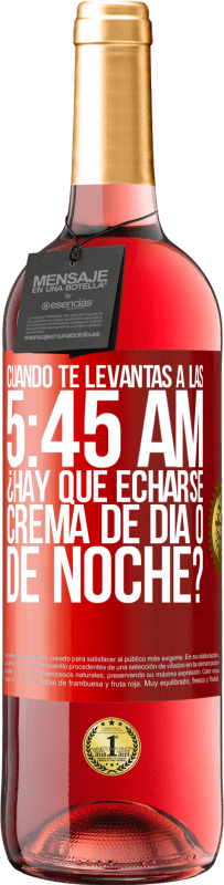 Envío gratis | Vino Rosado Edición ROSÉ Cuando te levantas a las 5:45 AM, ¿Hay que echarse crema de día o de noche? Etiqueta Roja. Etiqueta personalizable Vino joven Cosecha 2023 Tempranillo