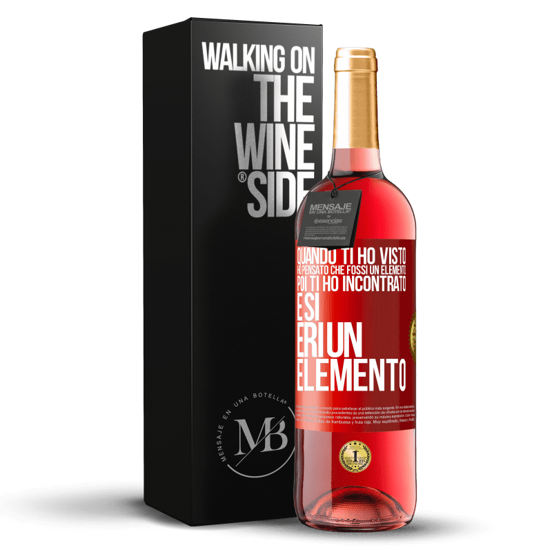 29,95 € Spedizione Gratuita | Vino rosato Edizione ROSÉ Quando ti ho visto, ho pensato che fossi un elemento. Poi ti ho incontrato e sì, eri un elemento Etichetta Rossa. Etichetta personalizzabile Vino giovane Raccogliere 2025 Tempranillo