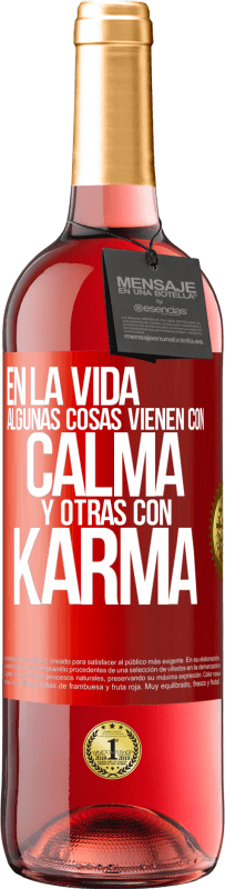 Envío gratis | Vino Rosado Edición ROSÉ En la vida algunas cosas vienen con calma y otras con karma Etiqueta Roja. Etiqueta personalizable Vino joven Cosecha 2023 Tempranillo