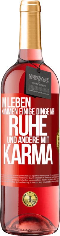 Kostenloser Versand | Roséwein ROSÉ Ausgabe Im Leben kommen einige Dinge mir Ruhe und andere mit Karma Rote Markierung. Anpassbares Etikett Junger Wein Ernte 2023 Tempranillo