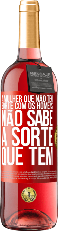 29,95 € Envio grátis | Vinho rosé Edição ROSÉ A mulher que não tem sorte com os homens não sabe a sorte que tem Etiqueta Vermelha. Etiqueta personalizável Vinho jovem Colheita 2025 Tempranillo