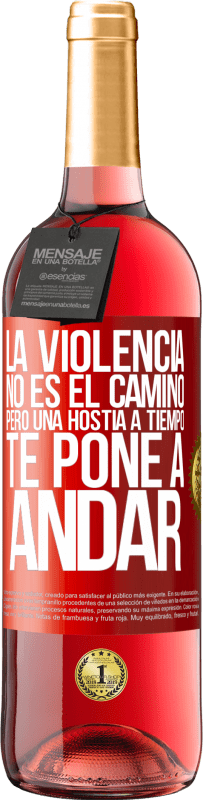 Envío gratis | Vino Rosado Edición ROSÉ La violencia no es el camino, pero una hostia a tiempo te pone a andar Etiqueta Roja. Etiqueta personalizable Vino joven Cosecha 2023 Tempranillo