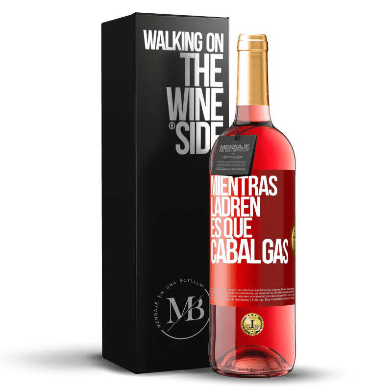 29,95 € Envío gratis | Vino Rosado Edición ROSÉ Mientras ladren es que cabalgas Etiqueta Roja. Etiqueta personalizable Vino joven Cosecha 2024 Tempranillo