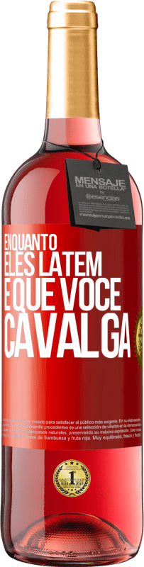 29,95 € Envio grátis | Vinho rosé Edição ROSÉ Enquanto eles latem é que você cavalga Etiqueta Vermelha. Etiqueta personalizável Vinho jovem Colheita 2025 Tempranillo