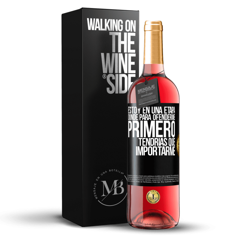 29,95 € Envío gratis | Vino Rosado Edición ROSÉ Estoy en una etapa donde para ofenderme, primero tendrías que importarme Etiqueta Negra. Etiqueta personalizable Vino joven Cosecha 2024 Tempranillo