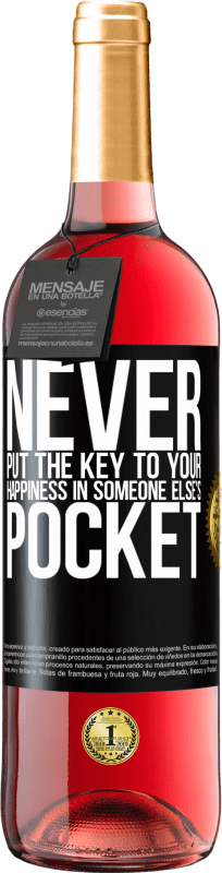 29,95 € | Rosé Wine ROSÉ Edition Never put the key to your happiness in someone else's pocket Black Label. Customizable label Young wine Harvest 2023 Tempranillo