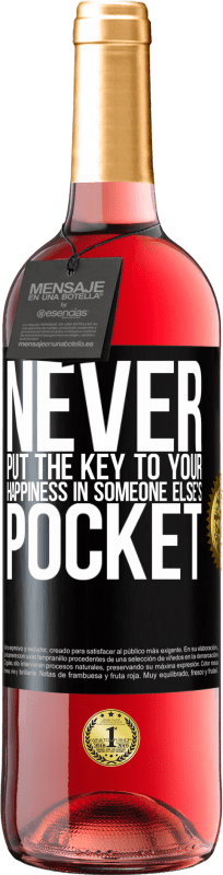 29,95 € Free Shipping | Rosé Wine ROSÉ Edition Never put the key to your happiness in someone else's pocket Black Label. Customizable label Young wine Harvest 2024 Tempranillo