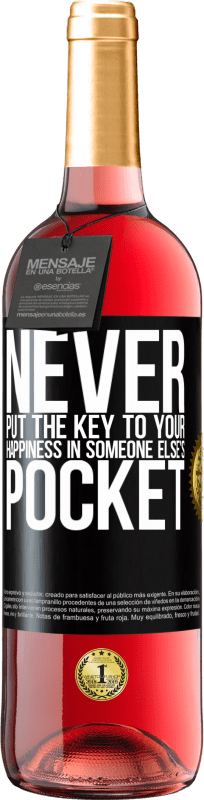 29,95 € | Rosé Wine ROSÉ Edition Never put the key to your happiness in someone else's pocket Black Label. Customizable label Young wine Harvest 2025 Tempranillo