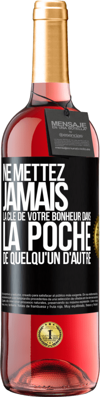 29,95 € | Vin rosé Édition ROSÉ Ne mettez jamais la clé de votre bonheur dans la poche de quelqu'un d'autre Étiquette Noire. Étiquette personnalisable Vin jeune Récolte 2025 Tempranillo