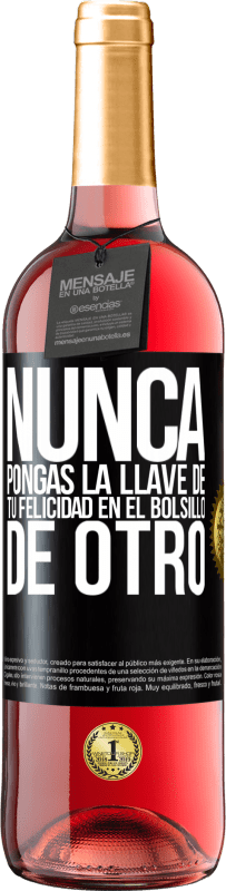 29,95 € | Vino Rosado Edición ROSÉ Nunca pongas la llave de tu felicidad en el bolsillo de otro Etiqueta Negra. Etiqueta personalizable Vino joven Cosecha 2023 Tempranillo