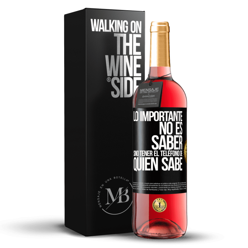 29,95 € Envío gratis | Vino Rosado Edición ROSÉ Lo importante no es saber, sino tener el teléfono del que sabe Etiqueta Negra. Etiqueta personalizable Vino joven Cosecha 2024 Tempranillo