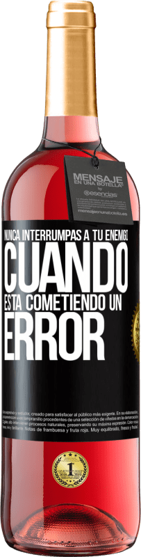 29,95 € Envío gratis | Vino Rosado Edición ROSÉ Nunca interrumpas a tu enemigo cuando está cometiendo un error Etiqueta Negra. Etiqueta personalizable Vino joven Cosecha 2025 Tempranillo