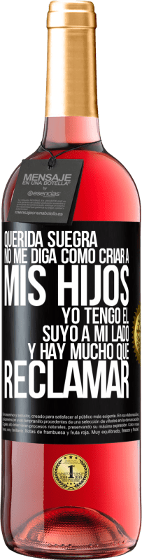 29,95 € | Vino Rosado Edición ROSÉ Querida suegra, no me diga como criar a mis hijos. Yo tengo el suyo a mi lado y hay mucho que reclamar Etiqueta Negra. Etiqueta personalizable Vino joven Cosecha 2025 Tempranillo
