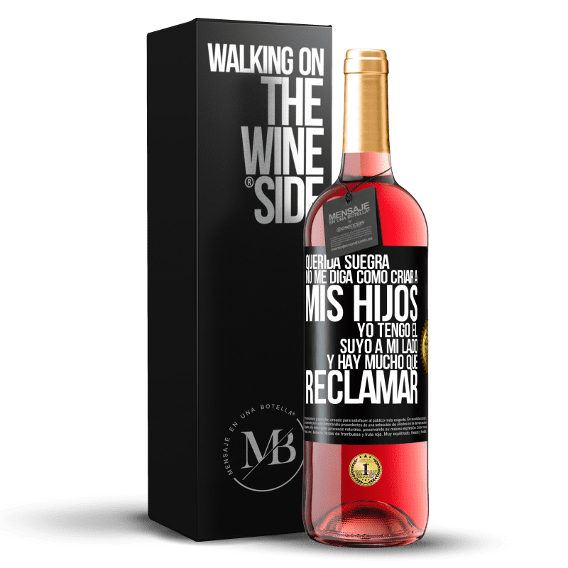 29,95 € Envío gratis | Vino Rosado Edición ROSÉ Querida suegra, no me diga como criar a mis hijos. Yo tengo el suyo a mi lado y hay mucho que reclamar Etiqueta Negra. Etiqueta personalizable Vino joven Cosecha 2024 Tempranillo