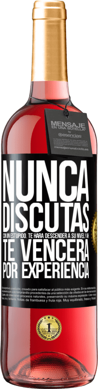 29,95 € Envío gratis | Vino Rosado Edición ROSÉ Nunca discutas con un estúpido. Te hará descender a su nivel y ahí te vencerá por experiencia Etiqueta Negra. Etiqueta personalizable Vino joven Cosecha 2025 Tempranillo