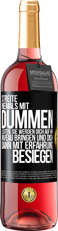 29,95 € Kostenloser Versand | Roséwein ROSÉ Ausgabe Streite niemals mit dummen Leuten, sie werden dich auf ihr Niveau bringen und dich dann mit Erfahrung besiegen. Schwarzes Etikett. Anpassbares Etikett Junger Wein Ernte 2025 Tempranillo