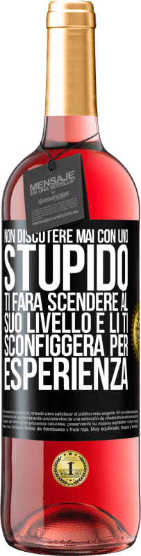 29,95 € Spedizione Gratuita | Vino rosato Edizione ROSÉ Non discutere mai con uno stupido. Ti farà scendere al suo livello e lì ti sconfiggerà per esperienza Etichetta Nera. Etichetta personalizzabile Vino giovane Raccogliere 2025 Tempranillo