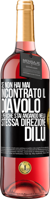 29,95 € Spedizione Gratuita | Vino rosato Edizione ROSÉ Se non hai mai incontrato il diavolo è perché stai andando nella stessa direzione di lui Etichetta Nera. Etichetta personalizzabile Vino giovane Raccogliere 2024 Tempranillo