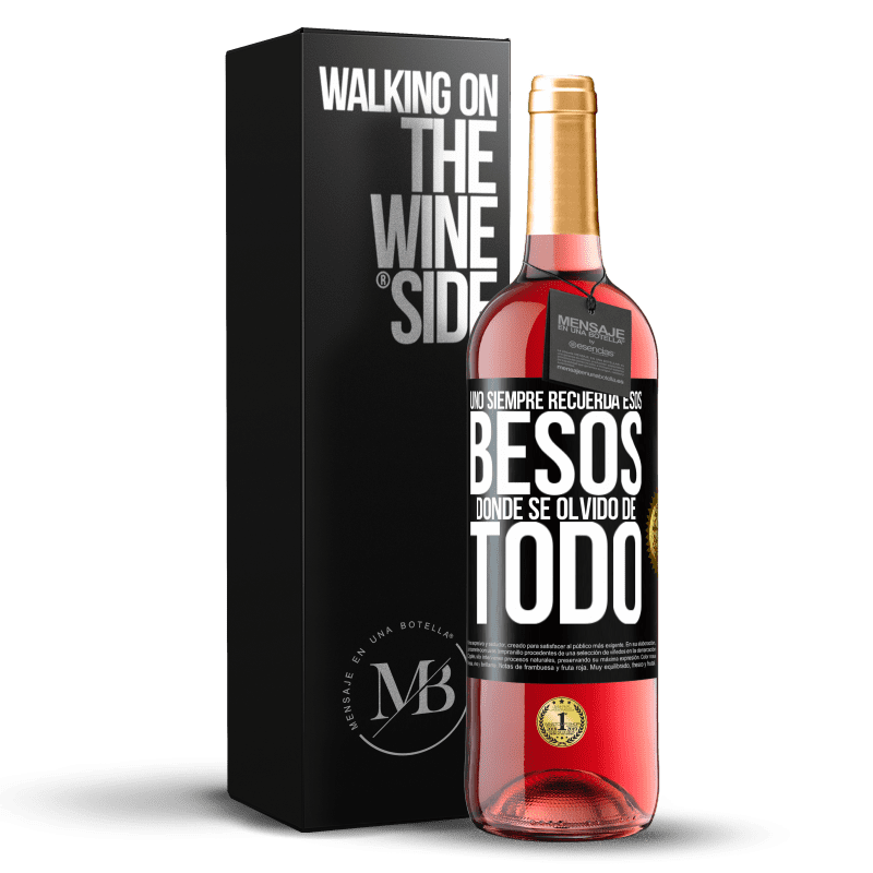 29,95 € Envío gratis | Vino Rosado Edición ROSÉ Uno siempre recuerda esos besos donde se olvidó de todo Etiqueta Negra. Etiqueta personalizable Vino joven Cosecha 2024 Tempranillo