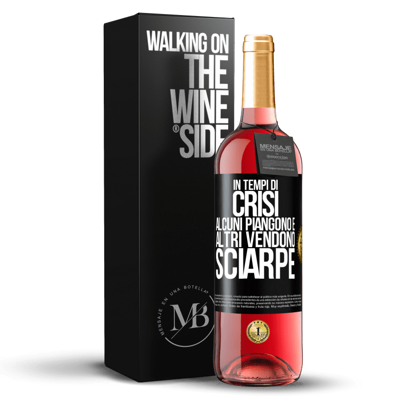 29,95 € Spedizione Gratuita | Vino rosato Edizione ROSÉ In tempi di crisi, alcuni piangono e altri vendono sciarpe Etichetta Nera. Etichetta personalizzabile Vino giovane Raccogliere 2024 Tempranillo