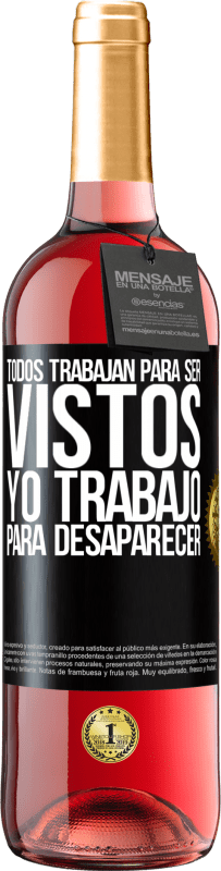 29,95 € Envío gratis | Vino Rosado Edición ROSÉ Todos trabajan para ser vistos. Yo trabajo para desaparecer Etiqueta Negra. Etiqueta personalizable Vino joven Cosecha 2025 Tempranillo