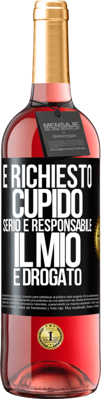 29,95 € Spedizione Gratuita | Vino rosato Edizione ROSÉ È richiesto cupido serio e responsabile, il mio è drogato Etichetta Nera. Etichetta personalizzabile Vino giovane Raccogliere 2025 Tempranillo
