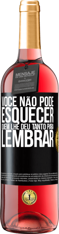 Envio grátis | Vinho rosé Edição ROSÉ Você não pode esquecer quem lhe deu tanto para lembrar Etiqueta Preta. Etiqueta personalizável Vinho jovem Colheita 2023 Tempranillo