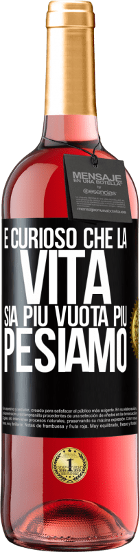 29,95 € Spedizione Gratuita | Vino rosato Edizione ROSÉ È curioso che la vita sia più vuota, più pesiamo Etichetta Nera. Etichetta personalizzabile Vino giovane Raccogliere 2025 Tempranillo