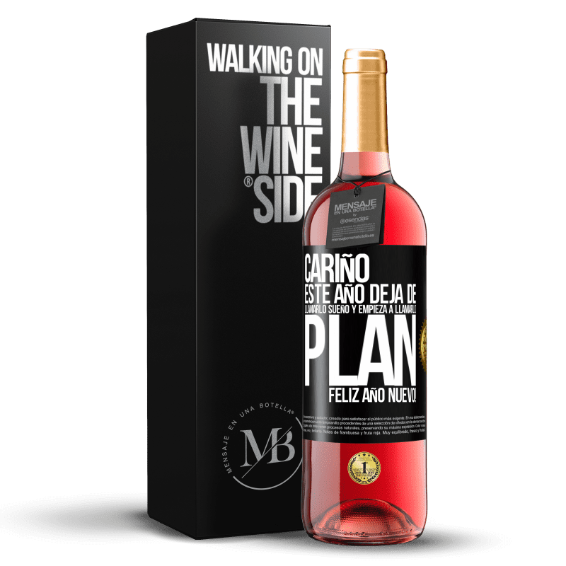 29,95 € Envío gratis | Vino Rosado Edición ROSÉ Cariño, este año deja de llamarlo sueño y empieza a llamarlo plan. Feliz año nuevo! Etiqueta Negra. Etiqueta personalizable Vino joven Cosecha 2024 Tempranillo