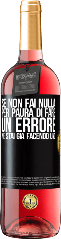 29,95 € Spedizione Gratuita | Vino rosato Edizione ROSÉ Se non fai nulla per paura di fare un errore, ne stai già facendo uno Etichetta Nera. Etichetta personalizzabile Vino giovane Raccogliere 2025 Tempranillo