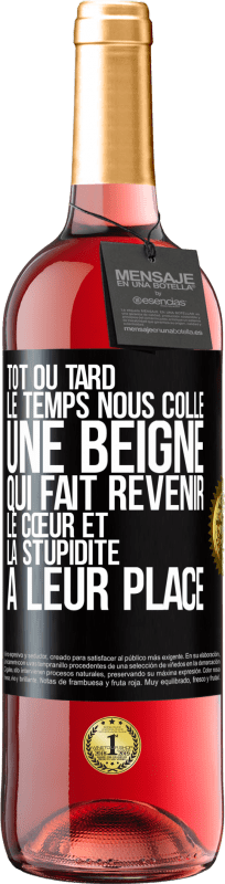 29,95 € | Vin rosé Édition ROSÉ Tôt ou tard le temps nous colle une beigne qui fait revenir le cœur et la stupidité à leur place Étiquette Noire. Étiquette personnalisable Vin jeune Récolte 2024 Tempranillo