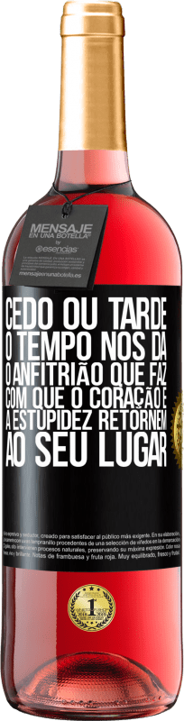 29,95 € | Vinho rosé Edição ROSÉ Cedo ou tarde, o tempo nos dá o anfitrião que faz com que o coração e a estupidez retornem ao seu lugar Etiqueta Preta. Etiqueta personalizável Vinho jovem Colheita 2023 Tempranillo