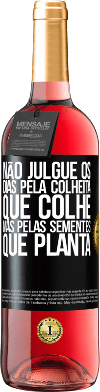 29,95 € | Vinho rosé Edição ROSÉ Não julgue os dias pela colheita que colhe, mas pelas sementes que planta Etiqueta Preta. Etiqueta personalizável Vinho jovem Colheita 2024 Tempranillo