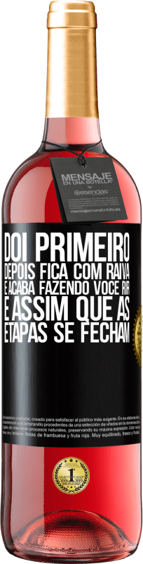 29,95 € | Vinho rosé Edição ROSÉ Dói primeiro, depois fica com raiva e acaba fazendo você rir. É assim que as etapas se fecham Etiqueta Preta. Etiqueta personalizável Vinho jovem Colheita 2024 Tempranillo