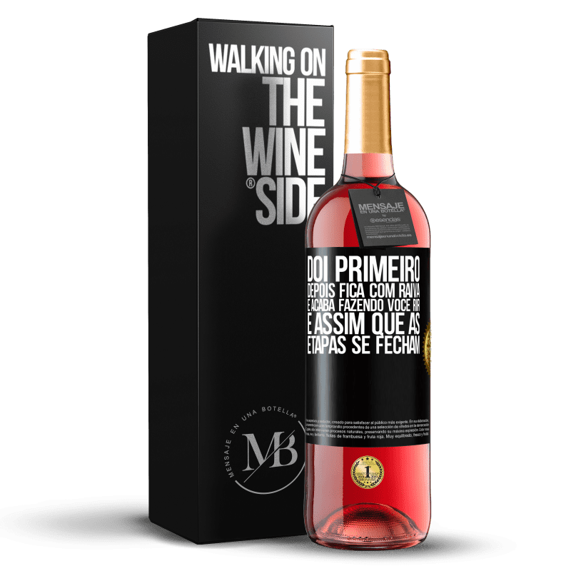 29,95 € Envio grátis | Vinho rosé Edição ROSÉ Dói primeiro, depois fica com raiva e acaba fazendo você rir. É assim que as etapas se fecham Etiqueta Preta. Etiqueta personalizável Vinho jovem Colheita 2024 Tempranillo