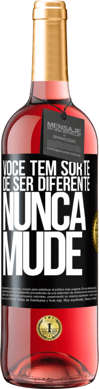 29,95 € | Vinho rosé Edição ROSÉ Você tem sorte de ser diferente. Nunca mude Etiqueta Preta. Etiqueta personalizável Vinho jovem Colheita 2024 Tempranillo