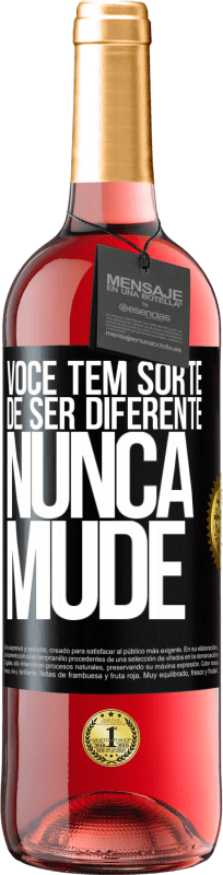 «Você tem sorte de ser diferente. Nunca mude» Edição ROSÉ