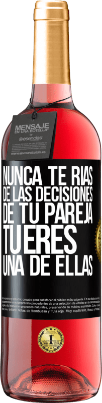 29,95 € | Vino Rosado Edición ROSÉ Nunca te rías de las decisiones de tu pareja. Tú eres una de ellas Etiqueta Negra. Etiqueta personalizable Vino joven Cosecha 2024 Tempranillo