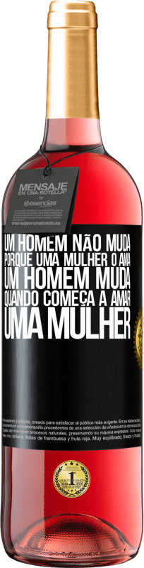 29,95 € | Vinho rosé Edição ROSÉ Um homem não muda porque uma mulher o ama. Um homem muda quando começa a amar uma mulher Etiqueta Preta. Etiqueta personalizável Vinho jovem Colheita 2024 Tempranillo