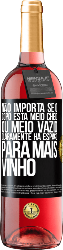 29,95 € | Vinho rosé Edição ROSÉ Não importa se o copo está meio cheio ou meio vazio. Claramente, há espaço para mais vinho Etiqueta Preta. Etiqueta personalizável Vinho jovem Colheita 2025 Tempranillo